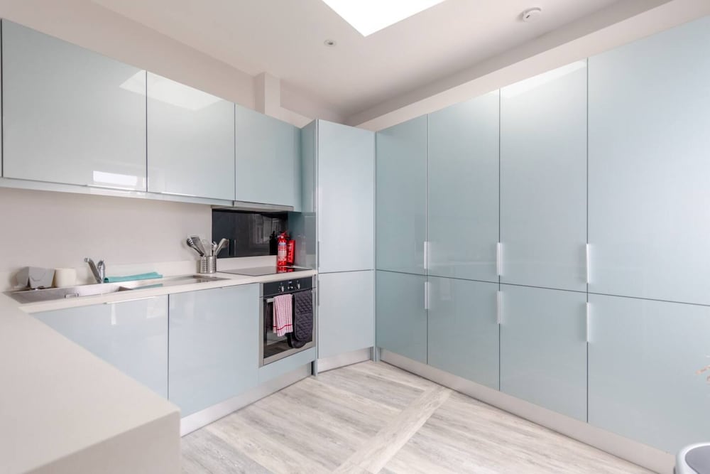 Chic & Spacious 2BD Flat -2 Mins to Baron's Court