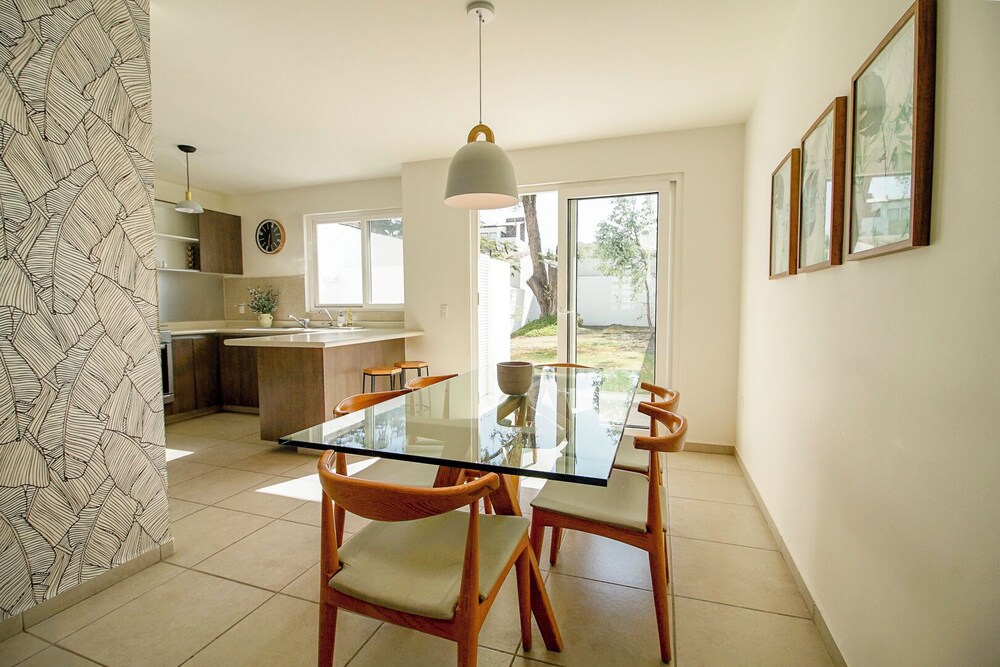 Family House with Pool & Garden in Leon