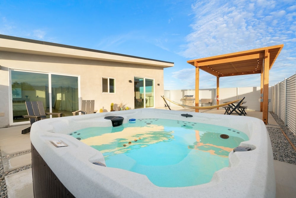 Sun Oro Joshua Tree - Hot Tub, Bbq, Fire Pit & Gameroom 2 Bedroom Home by RedAwning view 4