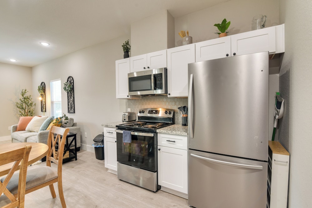 Patio & Fenced Yard: Home Close to Dtwn Houston!