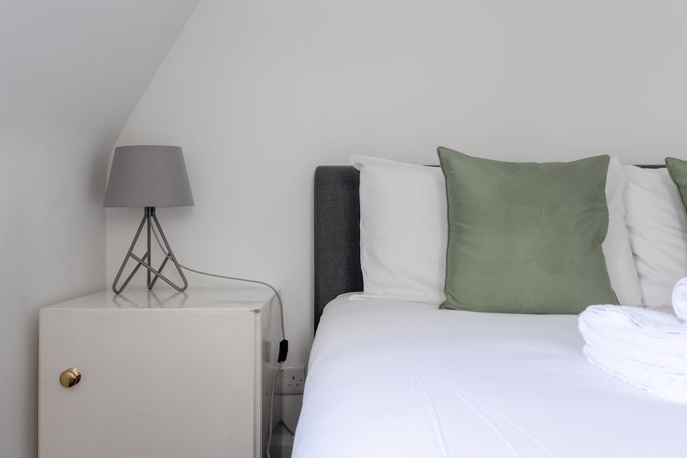Bright & Airy 1 Bedroom Apartment in Central London
