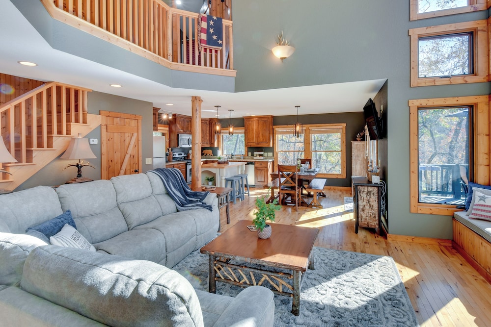 Fish, Hike & Swim: Lake Burton Retreat w/ Hot Tub!