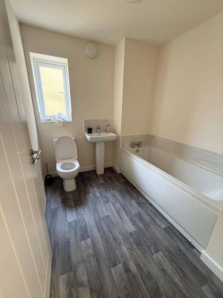 Central 2 Bed Home - Parking, Ev Point, Garden