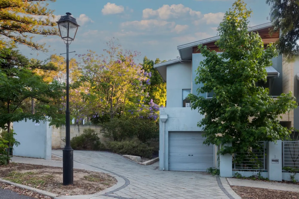 Lovely Shenton Park Townhouse
