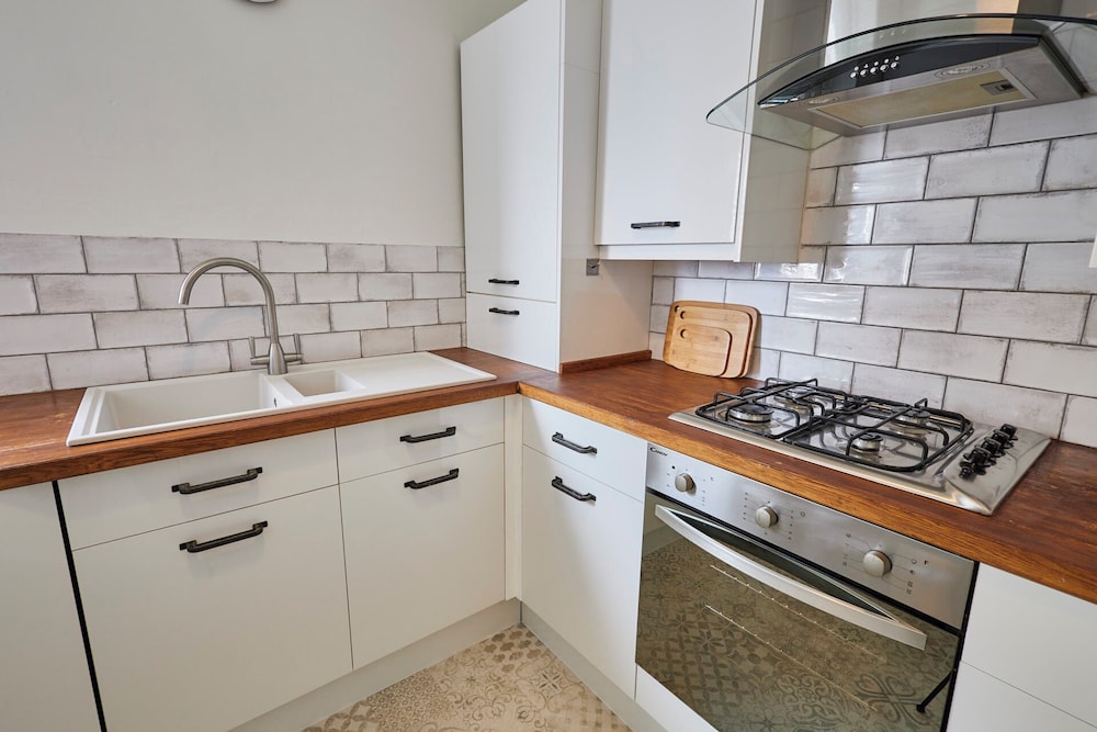 Host Stay Flat 4 Groveside view 5