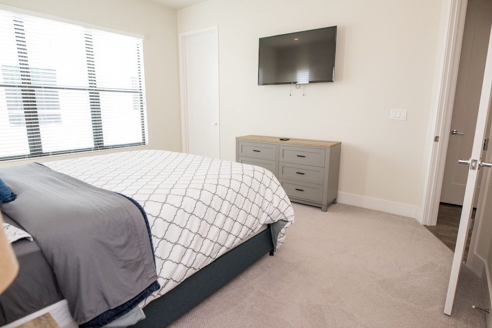 Modern 3 Bed Smarthome in Heart of Tampa