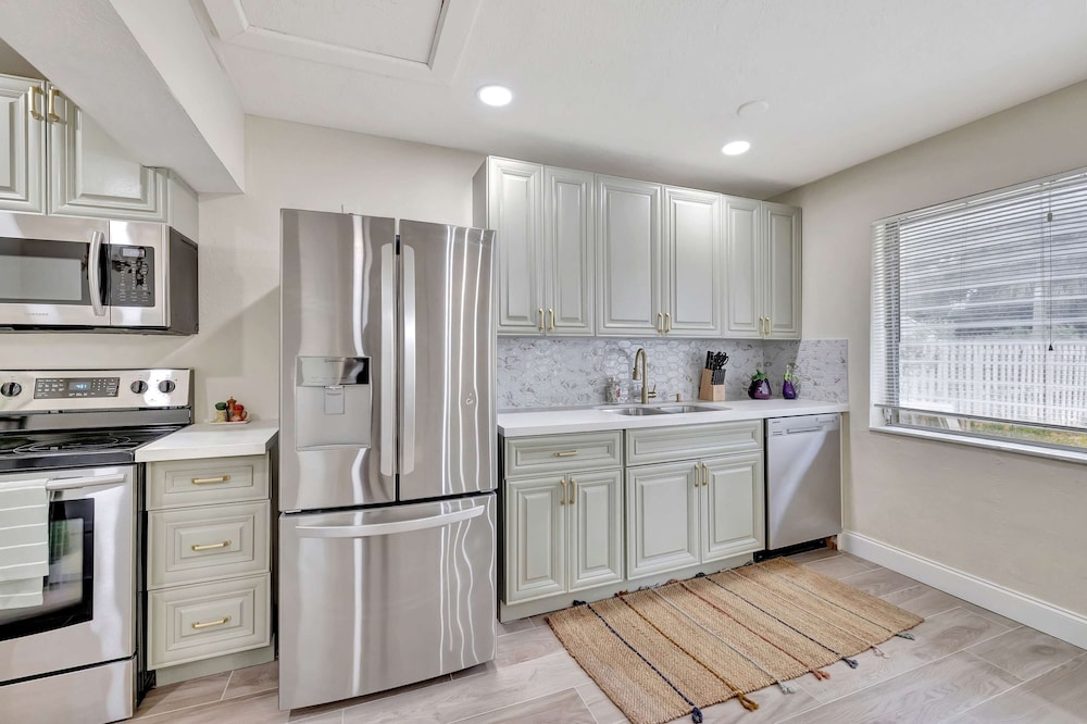 Pompano Beach Bungalow for 5!