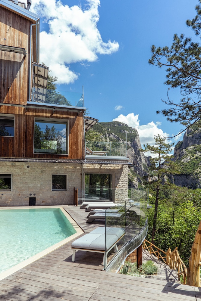 LA FORESTALE Luxury Ecolodge