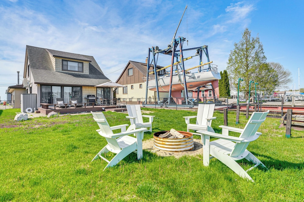 4 Boat Slips: Getaway on Mouth of Clinton River!
