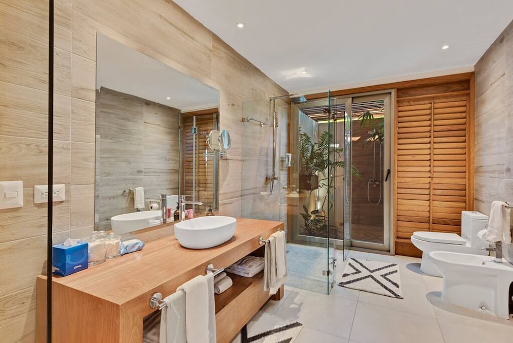 Modern Oasis Stunning Views of Golf Course River