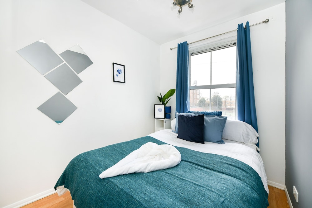 Impeccable 4-bed House With Garden in Brixton