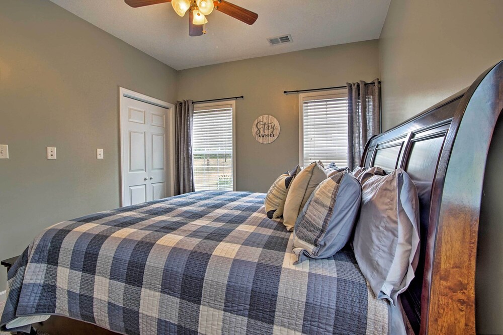 Half Mi to Yacht Club: Home by Perry Lake! view 4