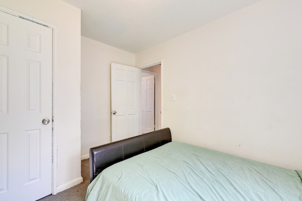 2 Mi to Center City: Charlotte North End Home