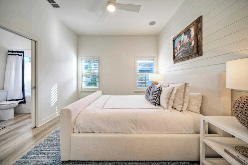 Sleeps 18 2 Beach Homes w/ 2 Pools, Playground, Covered Patios Pirates Bay