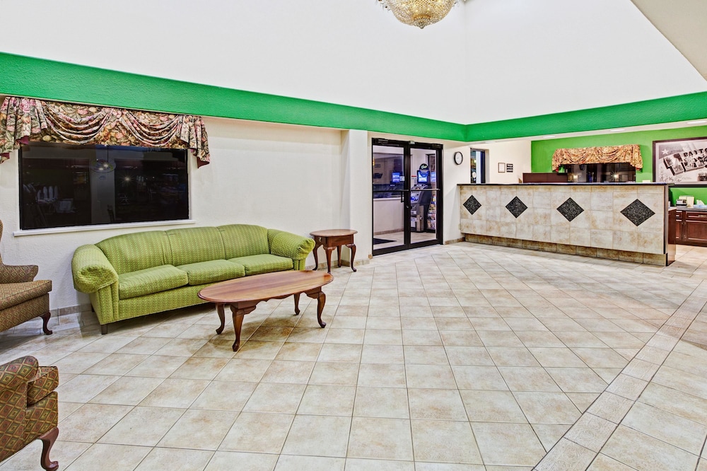 Super 8 by Wyndham Baytown / I-10 view 2