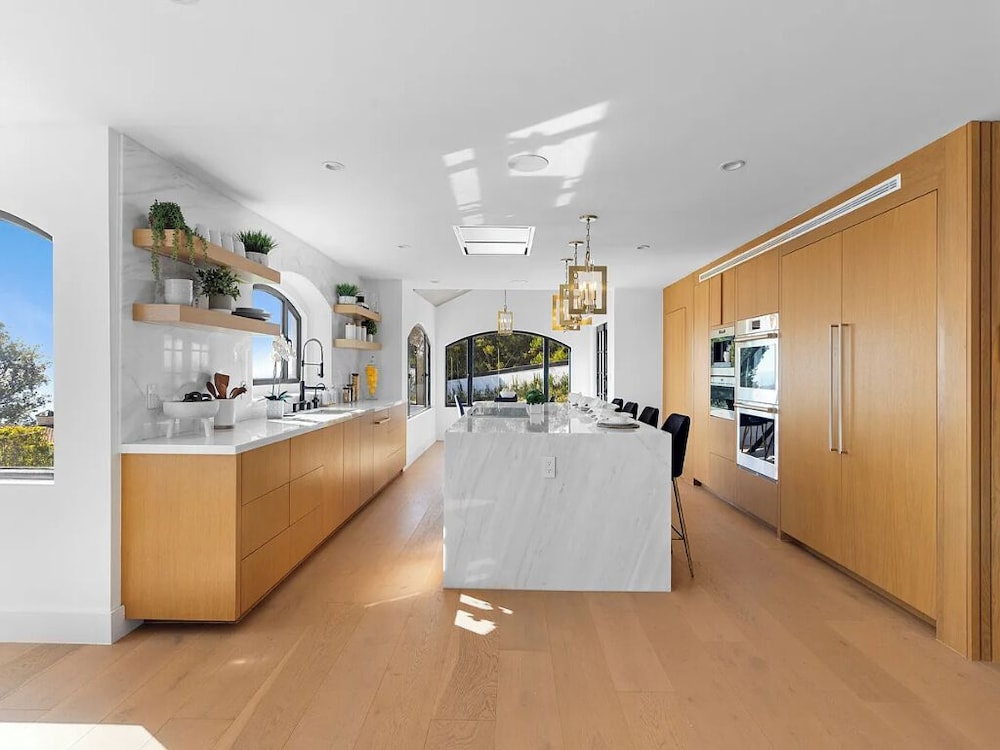 Villa Costera - Tree-lined Tranquility: 3-level Entertainer's Dream