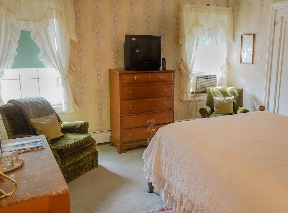 Maple Springs Lake Side Inn