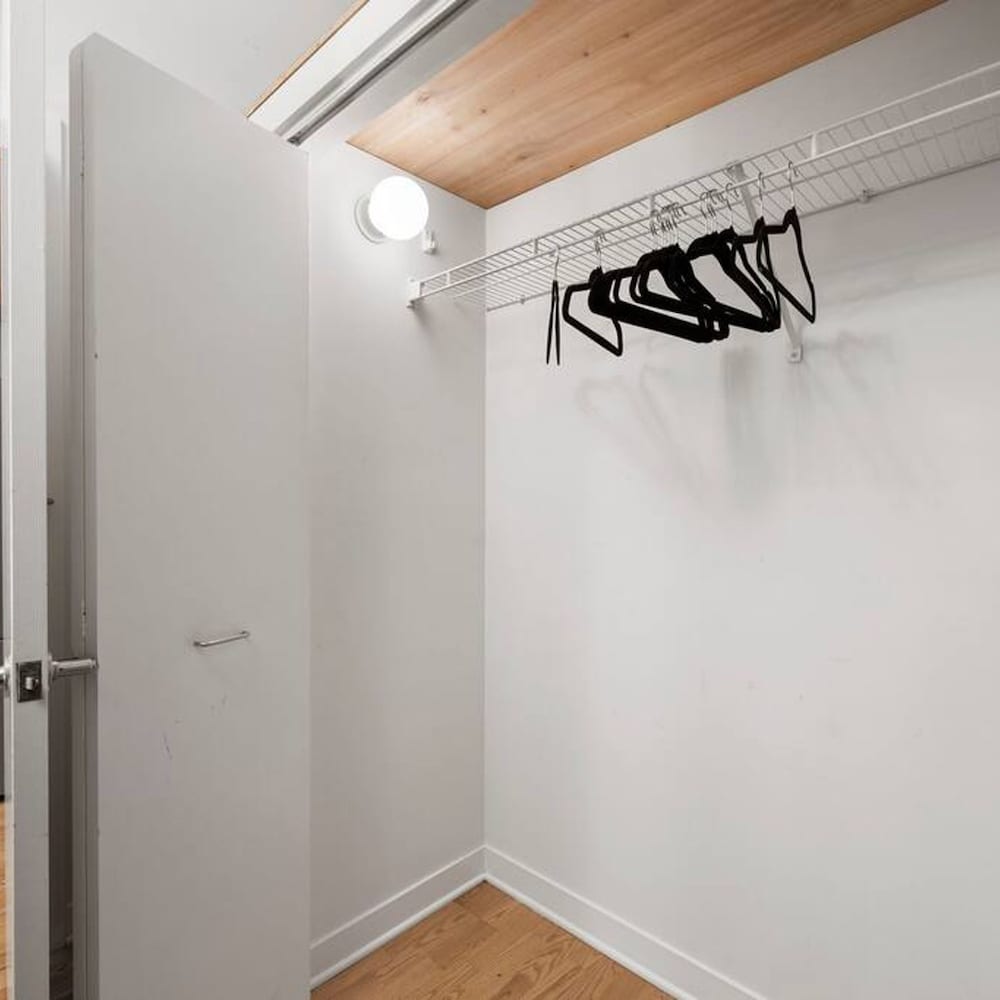 Sleek 2 Bed 2 Bath Condo in Trendy Fulton Market