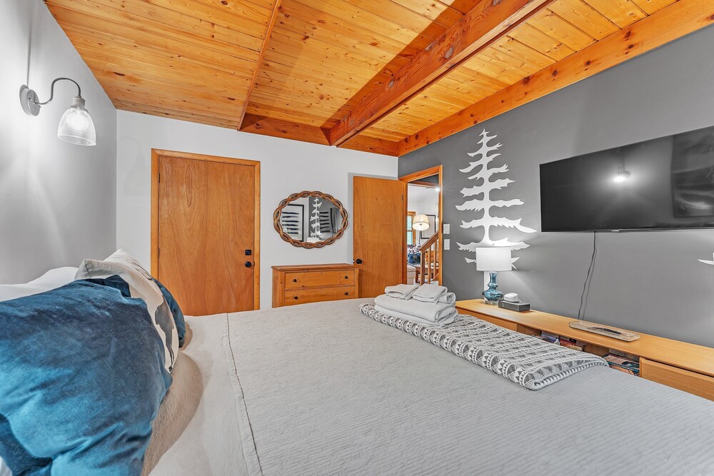 Modern Mountain Retreat Near Dolly Sods & Skiing 3 Bedroom Home