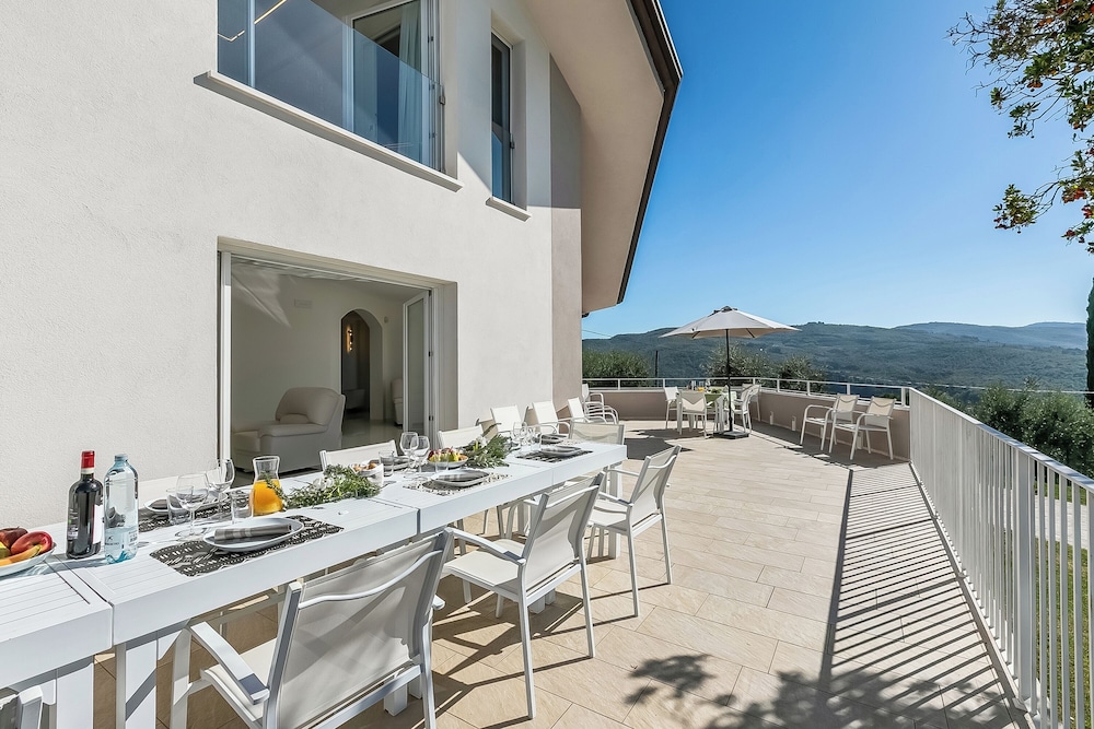 Villa Chimera White With Panoramic Pool