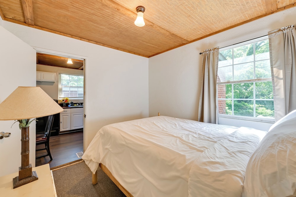 2 Mi to Center City: Charlotte North End Home