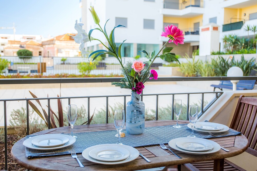 Hotel B05 - Luxury Central 2 bed with Spa by DreamAlgarve - Image 1