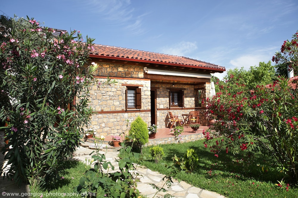 Kamares House Apartments & Studios