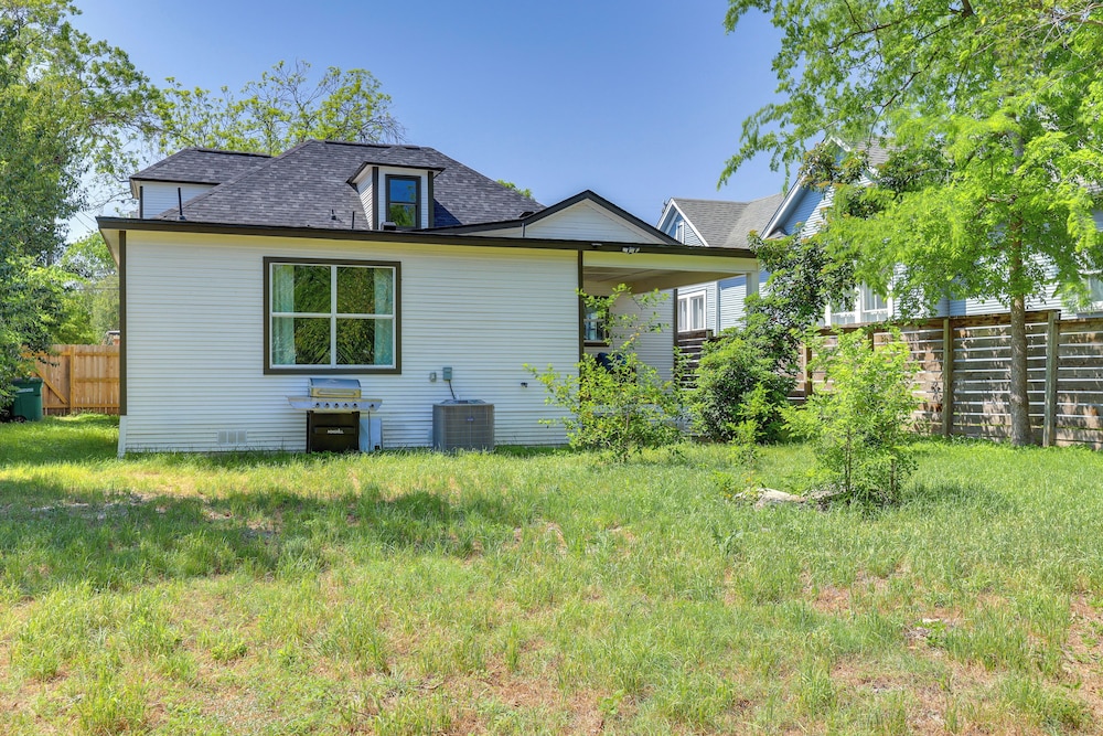 1 Mi to Dtwn San Antonio: Sleek Bungalow w/ Yard!