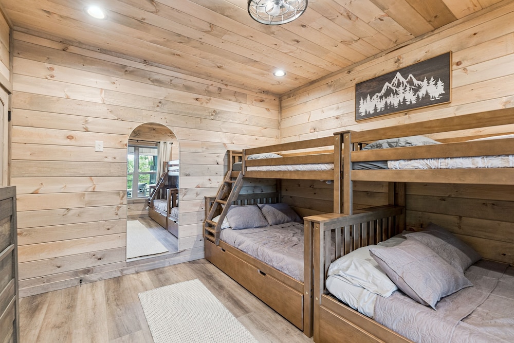 Golden Oaks Cabin 3 Bedroom Home