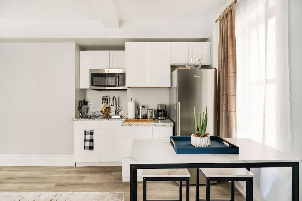73-806 New 1BR 1bth UWS Doorman Gym