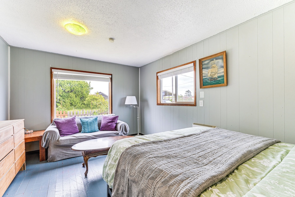 Walk to Beach: Charming Home - 3 Mi to Seabrook