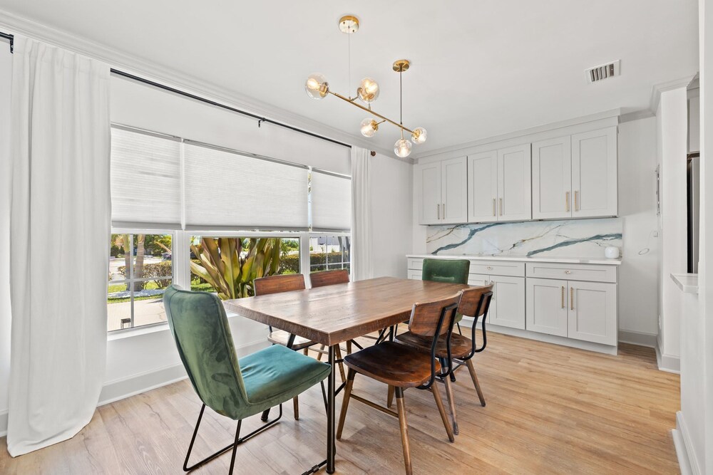 Stylish Villa Near Treasure Island Beaches