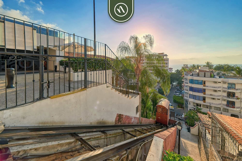 1 BR Condo - Amazing Sunsets From the Roof - Pool