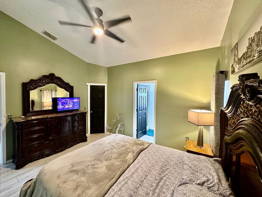 Residential Westbury 4BR Pool Home Near Disney Parks