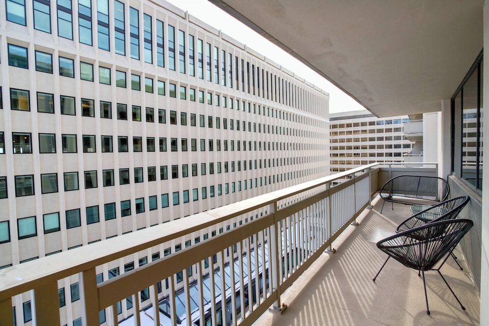 DC Airport Metroline Apartments
