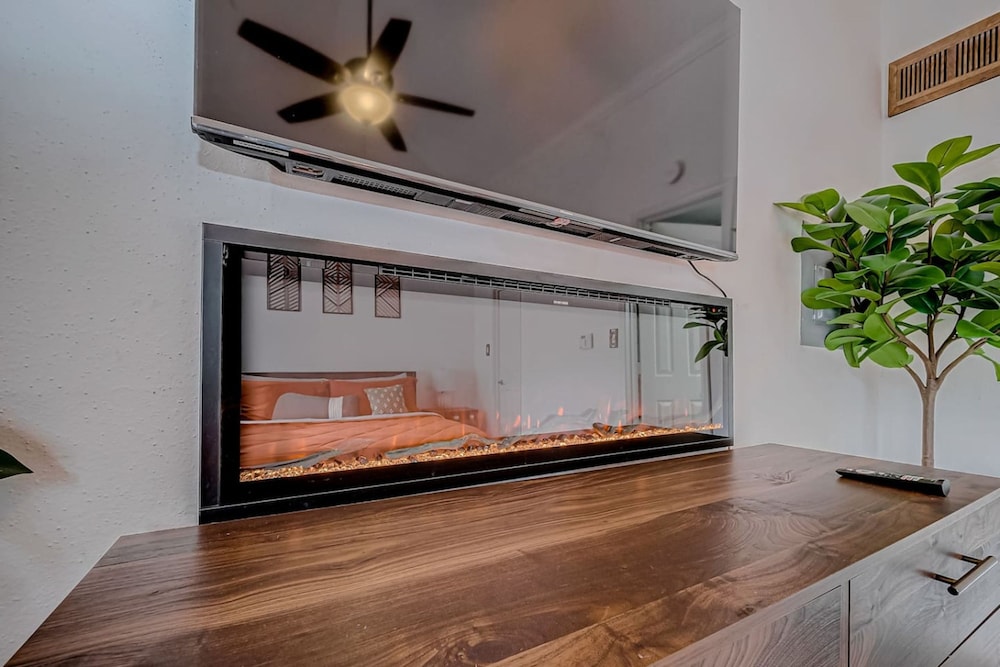 Upscale 1BR Condo in Med Center