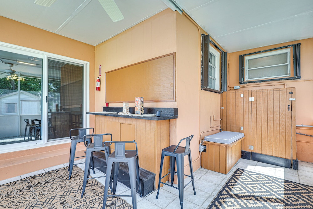 11 Mi to South Beach: Home w/ Screened Porch!