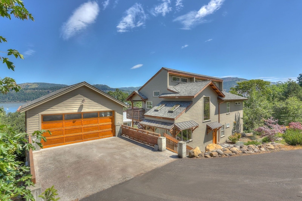 Hutson's Bridgeview **30 Day Minimum** 4 Bedroom Home by RedAwning