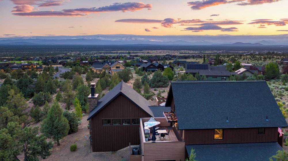 Brasada Ranch Retreat w/ Hot Tub + Views Resort Access w/ Pools, Horseback Riding, Sports, and More Hat Rock Loop by Avantstay