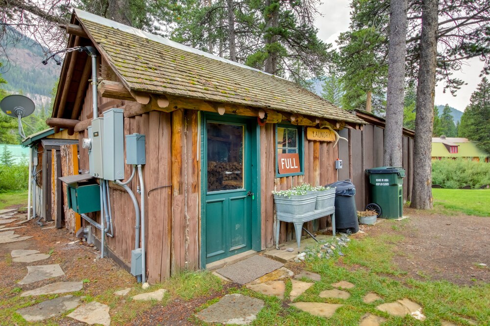 Creekside Silver Gate Getaway w/ Fireplace! view 4