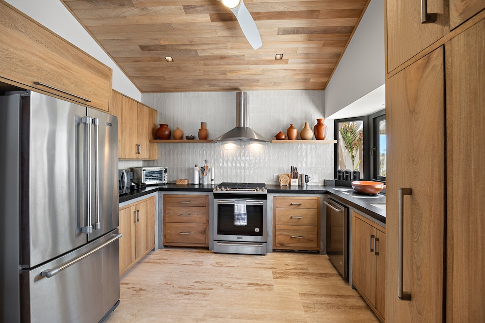 Private Careyeros Oceanfront Living
