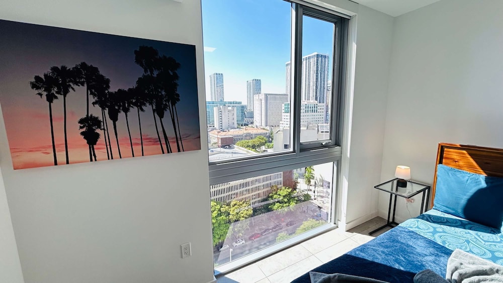 Relax Above Miami Skyline Views Gym Pool