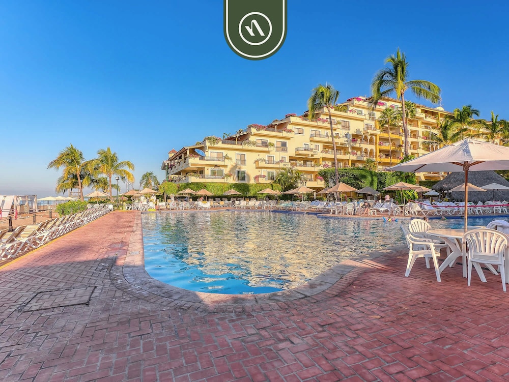 Beachfront 2 BR Condo - Beach - Pools - Tennis