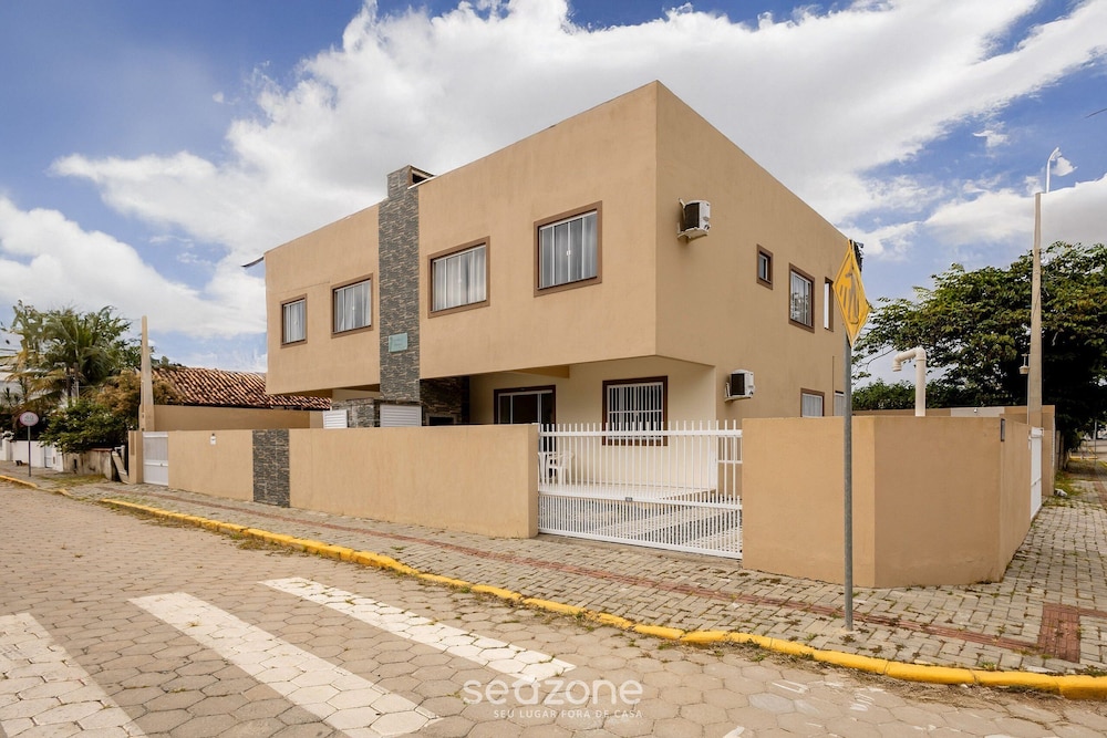 Rhes - Apt 2 min From the Beach in Bombinhas