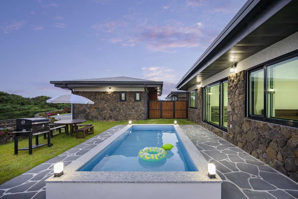 Gimnyeong stonewall Private Pool Villa