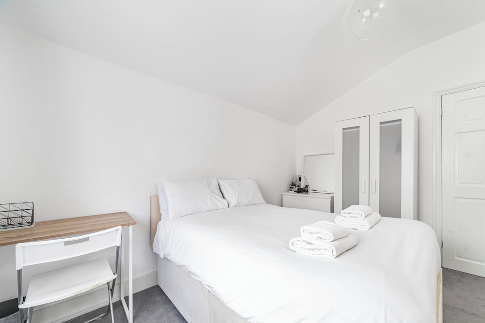 Spacious & Chic 3bed House in London