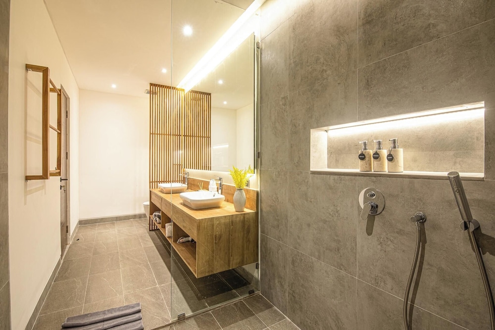 Elegant 6BR Canggu Villa Steps From the Ocean