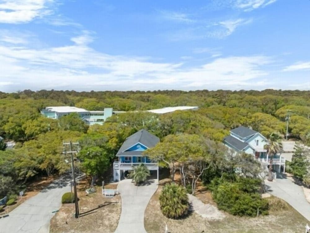 Atlantis Blue - Relaxing Beach Getaway Home Directly Across The Street From Beach Access! 5 Bedroom Home by RedAwning