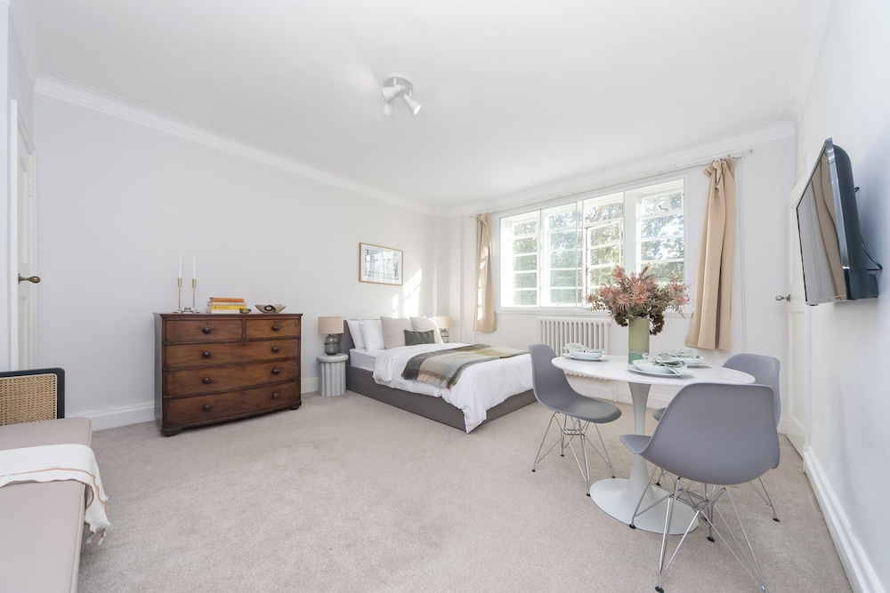 Beautifully Presented Centrally Located Studio apt