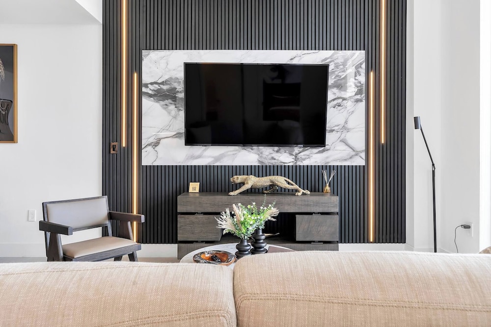 Luxury 1BR Penthouse, Bay & City Views Downtown